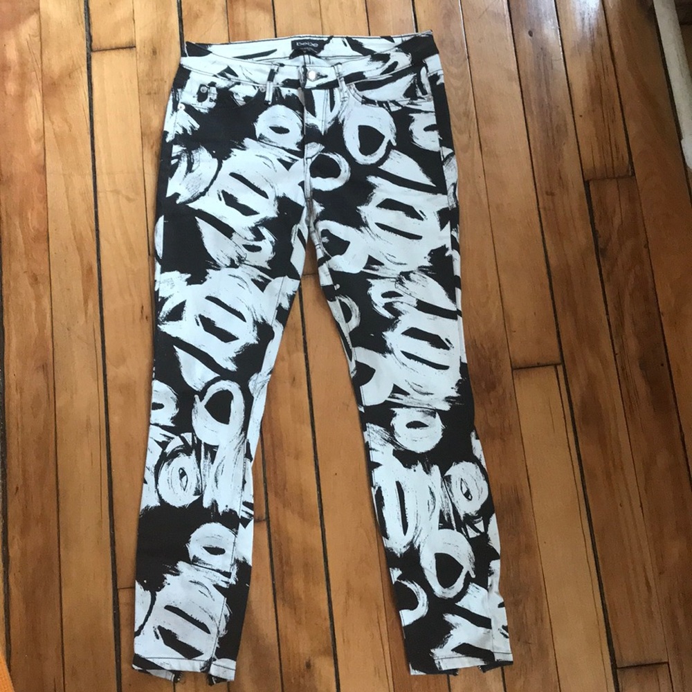 Bebe black and white abstract jeans with zippers